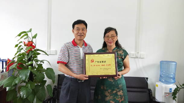 1532055841629468.jpg 林宇为bevictor伟德法学系教工党支部授牌.JPG